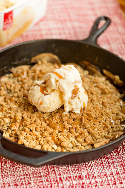 Caramel Apple Crisp Pioneer Woman Apple Crisp Recipe, Pioneer Woman Apple Crisp, Apple Crisp Cheesecake, Apple Brown Sugar, Salted Caramel Pretzels, Caramel Apple Crisp, Caramel Apples Easy, Apple Crisp Recipe, Apple Crisp Recipes