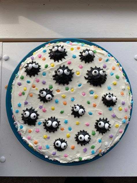 No Face Cake, Studio Ghibli Desserts, Soot Sprite Cake, Studio Ghibli Birthday, Studio Ghibli Cake, Sprite Cake, Studio Ghibli Party, Bolo Da Hello Kitty, Soot Sprite