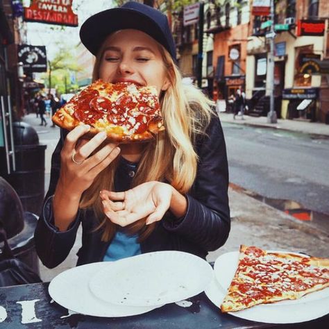 8 Totally Normal Struggles That Girls Go Through On The Daily Reheat Pizza, Pizza Girls, Slice Of Pizza, Chicago Food, Foto Casual, Pizza Lovers, Foto Pose, Fotografi Potret, Artichoke