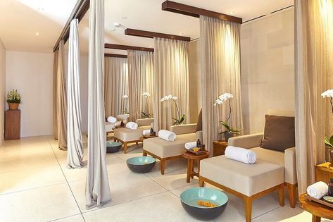 5 design tips from this luxury spa in Bali! - Home & Decor Singapore Beauty Spa Interior Design, Spa Interior Design Luxury, Deco Spa, Massage Room Design, Massage Room Decor, Salon Interior Design Ideas, Hair Salon Interior Design, Nail Salon Interior Design, Beauty Salon Interior Design