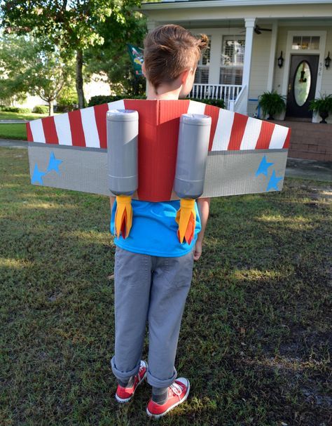 Your kid's Halloween costume will take off with this fun take on RocketMan! #halloween #halloweencostumes Recycled Costumes For Kids, Airplane Costume, Cardboard Halloween, Recycled Costumes, Cardboard Costume, Space Costumes, Cardboard Toys, Diy Costumes Kids, Kids Dress Up