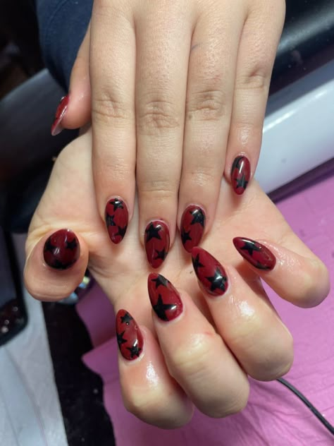 Black And Red Gel Nails Short, Emo Star Nails, Red Concert Nails, Almond Nails Red And Black, Red Nail Ideas Acrylic, Black And Red Almond Nails, Grunge Nails Acrylic 90s, Emo Nail Art, Black And Red Nail Designs