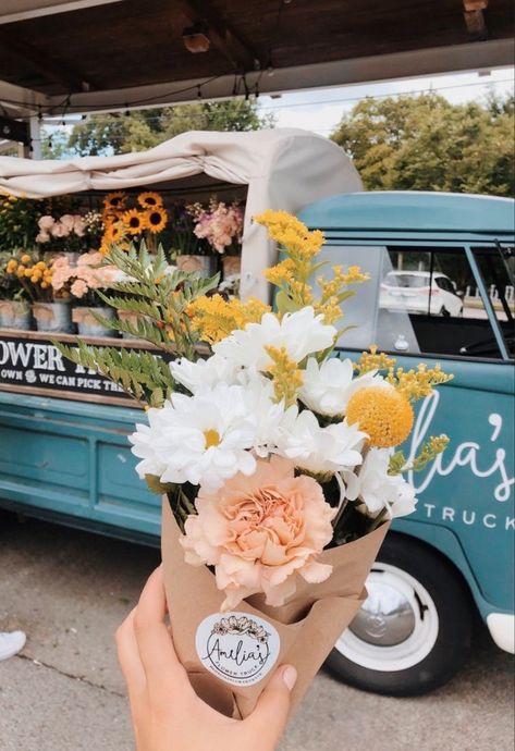 Flower Truck, Flower Business, Flower Cart, Flower Bar, Flower Therapy, Beautiful Bouquet Of Flowers, Bouquet Of Flowers, Flower Stands, Flower Farm