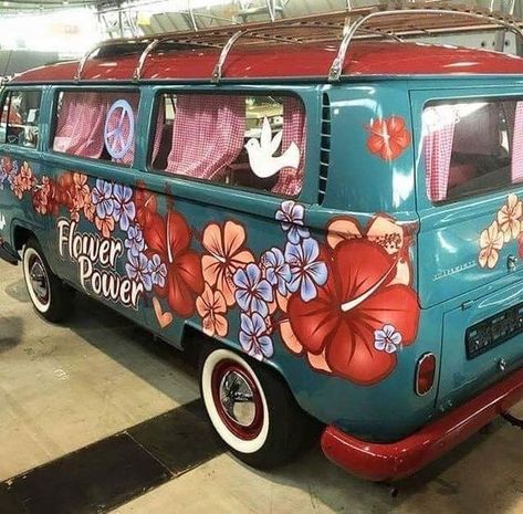 Combi Hippie, Kombi Hippie, Kombi Food Truck, Mundo Hippie, Old Van, Vans Painted, T3 Vw, Kombi Motorhome, Hippie Car