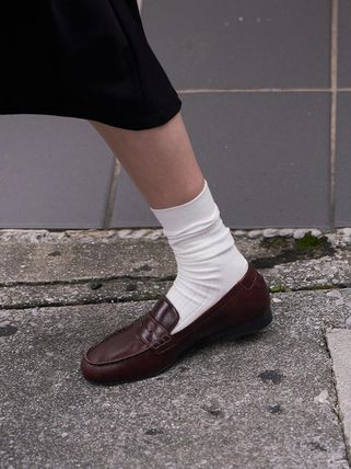 Designer fashion, Seoul-fully created | W Concept Professional Outfits With Loafers, Alohas Loafers, Penny Loafers For Women Outfits, Brown Loafers Outfit Women, Loafers Aesthetic, Loafers Outfit Women, Oxford Loafers, Minimalistic Outfits, Classic Loafers