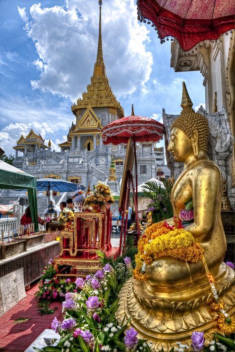 Buddhist Fairytale | Buddha statue outside of Wat Traimit in… | Flickr Golden Buddha, Ao Nang, Phnom Penh, Krabi, Pattaya, Angkor, Chiang Mai, Bangkok Thailand, Mongolia