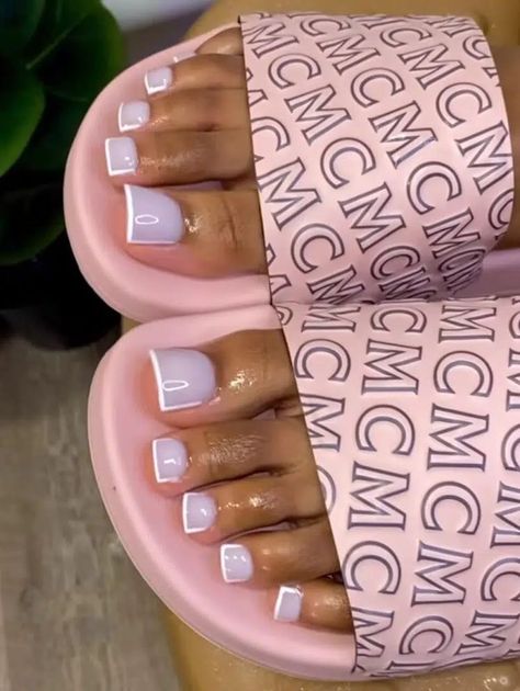 Acrylic Toenail Designs, White Toe Nails Ideas With Design, White Toe Nails With Design Toenails, White Acrylic Toe Nails, White Toe Nails Ideas, White Acrylic Toes, Square Toe Nails, Baddie Toe Nails, Toenail Colors