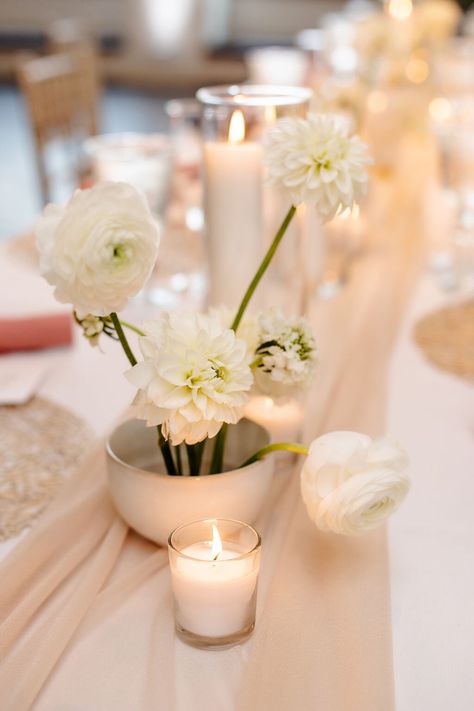 Single Stem Flowers Wedding Table, Ranunculus Centerpiece Wedding, Ranunculus Wedding Centerpieces, Simple Wedding Centerpieces Long Tables, Dahlia Wedding Centerpieces, Dahlia Centerpiece Wedding, Wedding Ranunculus, Ranunculus Centerpiece, Dahlia Centerpiece