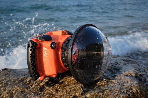 Underwater camera case on boulder of wav... | Premium Photo #Freepik #photo #water #camera #nature #sea Underwater Cameras, Photo Water, Underwater House, Women's Diving, Dive Mask, Ocean Photos, Nature Sea, Underwater Camera, Ocean Pictures