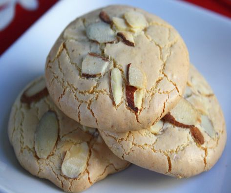 What amazing looking cookies To make are these Greek almond ones , I have never made these cookies but they do look amazing that is why I wanted to share this recipe with you all … Almond Cookie Recipe, Greek Cookies, Almond Cookie, Cookie Bites, Greek Sweets, Greek Desserts, Italian Cookies, Crumpets, Almond Cookies