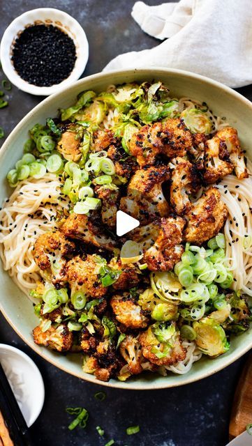 Avocado Noodles Recipes, Hoisin Cauliflower, Recipes Pescatarian, Rice Noodles Recipe, Cauliflower Roasted, Rice Noodle Recipes, Crispy Cauliflower, Ginger Powder, Better Than Takeout