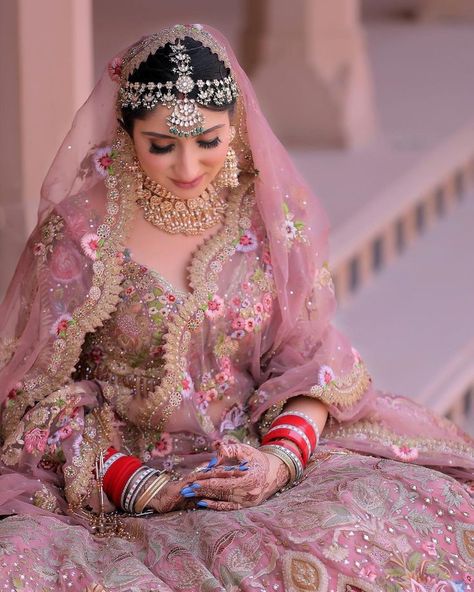 Pink Lehenga Bridal Makeup, Lehenga Jewellery Ideas, Pink Lehenga Bridal, Pastel Pink Lehenga, Indian Wedding Reception Outfits, Pink Bridal Lehenga, Latest Bridal Lehenga Designs, Bride Groom Poses, Wedding Reception Outfit