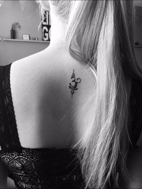 Ohm Tattoo, Hindu Tattoos, Om Tattoo Design, Hindu Tattoo, Sanskrit Tattoo, Shiva Tattoo Design, Neck Tattoos Women, Om Tattoo, Back Of Shoulder Tattoo