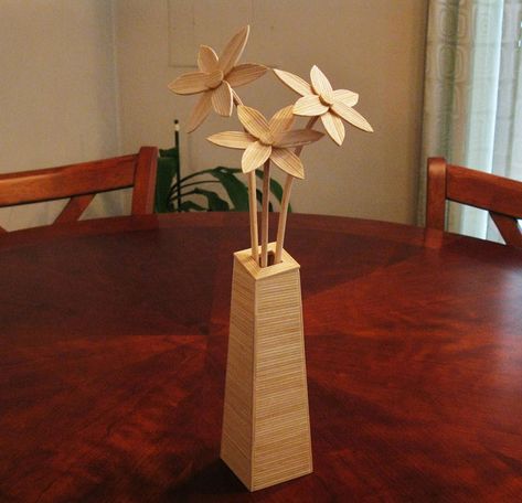 Vase with flowers 1,250 toothpicks  Bob Morehead is an American artist working out of Virginia Beach, Virginia. For over 30 years Bob has used toothpicks, glue and a lot of patience to create intricate sculptures and buildings. Art With Toothpicks, Popsicle Stick Sculpture, Tooth Pick Sculpture, Toothpick Structures, Stem Toothpick Structures, Metal Toothpick, Toothpick Crafts, Toothpick Sculpture, Matchstick Craft