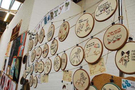 Embroidery Hoop Display, Craft Stall Display, Craft Booth Design, Vendor Booth Display, Stall Display, Craft Show Booths, Craft Market Display, Embroider Ideas, Craft Booth Display