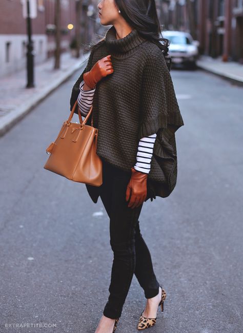 how to wear a poncho sweater + leather gloves for short fingers Casual Chique Stijl, Style Turtleneck, Poncho Pullover, Knit Poncho Sweater, Extra Petite, Paris Mode, Mode Casual, Poncho Style, Outfit Trends