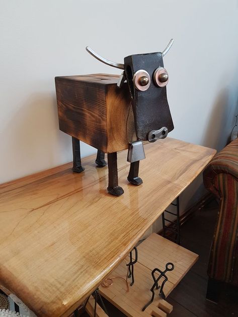 Horse Ideas Creative, Welded Cow, Rustic Wood Crafts, Metal Cow, Scrap Wood Crafts, Robot Sculpture, Barn Wood Crafts, Wood Art Projects, Wood Animal