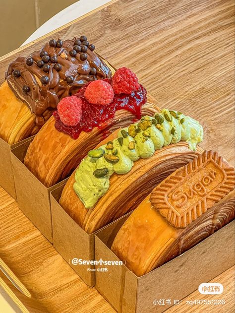 Cromboloni Croissant, Fruit Croissant, Supreme Croissant, Paris Desserts, Croissant Roll, Pastry Design, French Bread Recipe, Food Graphic Design, Dessert Shop