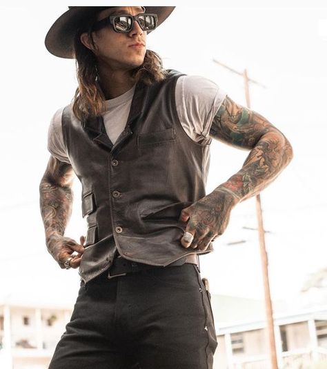 Artist Outfit Style, Cowboy Outfit Men, Mens Black Vest, Rockabilly Looks, Rocker Outfit, Black Outfit Men, Chaleco Casual, Mens Fashion Wear, 70’s Fashion