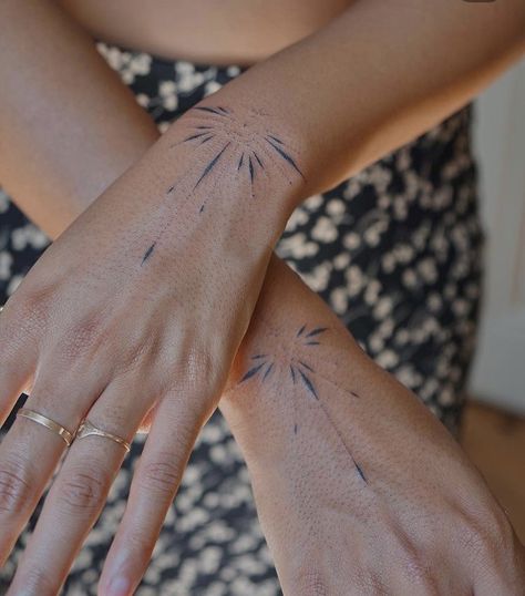 Serious Tattoos, Fingers Tattoo, Tattoo Papillon, Greece Tattoo, Hand And Finger Tattoos, Boho Tattoos, Finger Tattoo Designs, Handpoke Tattoo, Hand Poked Tattoo