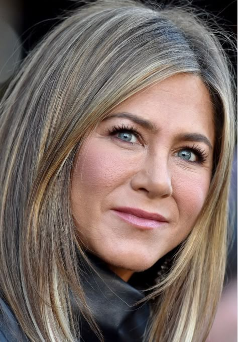 Blonde Hair Jennifer Aniston, Brunette Hair Color Shades, Jennifer Aniston Hair Color, Highlights Brown Hair Balayage, Angled Hair, Kylie Hair, Grey Blending, Grey Blonde Hair, Jennifer Aniston Hair