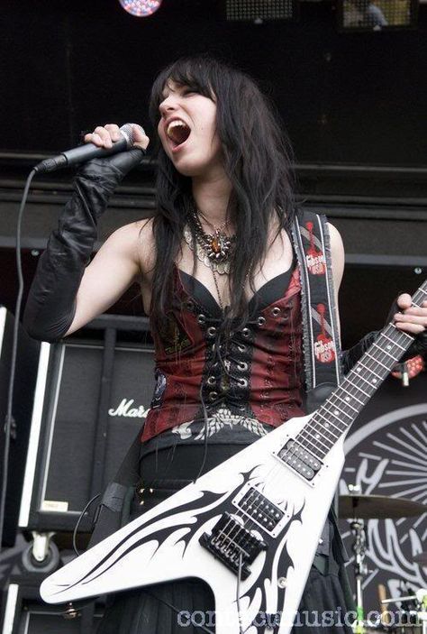 rock goddess Izzy Hale, Lizzy Hale, Billy Joe Armstrong, Lzzy Hale, Hottest Women, Women Of Rock, Halestorm, Guitar Girl, Estilo Rock