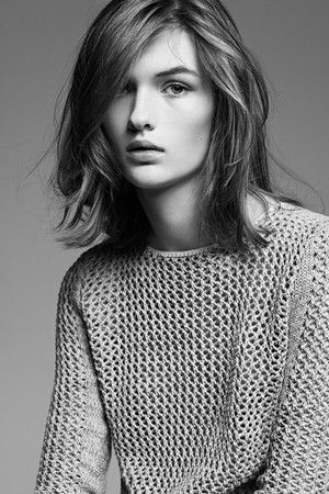 Lara Mullen  A London-bred model with a haircut that drives me crazy...in a good way. Matrix Hairstyle, Androgynous Haircut, Queer Women, Androgynous Hair, Long Haircuts, Blonde Hairstyles, Model Call, Athletic Hairstyles, Long Hair Cuts