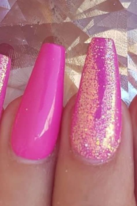 15 Stunning Summer Hot Pink Nails For Girly Look Summer Hot Pink Nails, Pink Ombre Nail Art, Rockabilly Nails, Oval Nails Designs, Pink Summer Nails, Manicure Colors, Pink Ombre Nails, Pink Manicure, Hot Pink Nails