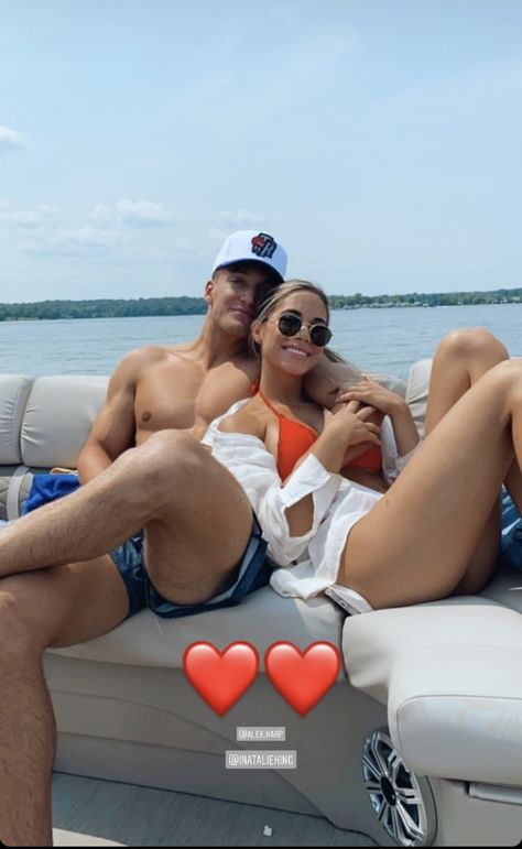 Boat Day Couple, Lake Picture Ideas With Boyfriend, Boyfriend Boat Pictures, Lake Boat Outfit, Boat Poses Photo Ideas Couple, Lake Photos With Boyfriend, Cute Lake Pictures With Boyfriend, Couple Poses Lake, Boat Pics With Boyfriend