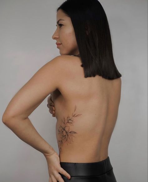 #floraltattoo #tattooideas #tattooart #tattoosforwomen Rib Floral Tattoos For Women, Lily Rib Tattoo, Rib Tattoos For Women Flower, Womens Side Tattoos Ribs, Rib Flower Tattoo, Floral Rib Tattoo, Feminine Back Tattoos, Side Tattoos Women, Tattoos On Side Ribs