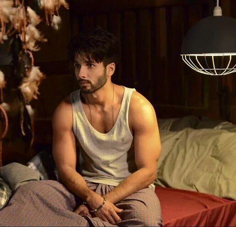 Shahid in Shandaar Shahid Kapoor Hairstyle, No Dp Images, Handsome Indian Men, Indian Male Model, Bollywood Quotes, Gentleman Aesthetic, Vijay Actor, Indian Actors, Bollywood Hairstyles