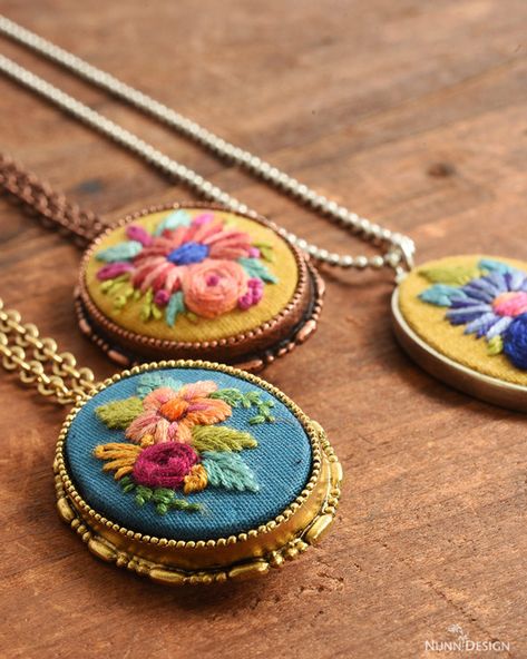 Diy Embroidery Shirt, Embroidery Pendant, Embroidery Leaf, Embroidered Jewelry, Diy Pendant Necklace, Floral Embroidery Patterns, Fiber Jewelry, Hat Embroidery, Embroidery Shop