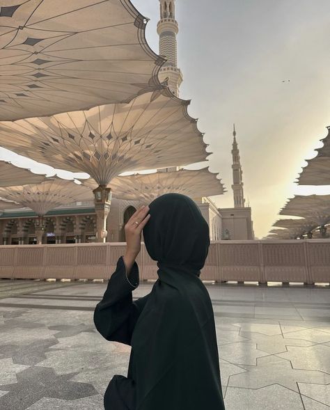 Mekkah Aesthetic, Disney Movie Art, Luxury Lifestyle Women, Muslim Fashion Hijab Outfits, Hijabi Aesthetic, Muslimah Aesthetic, Instagram Ideas Photography, Pink Girly Things, Holiday Pictures