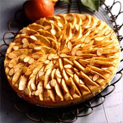 Bavarian Apple Tart from Land O'Lakes - I made this, & it is scrumptious! Even better the 2nd day. The cardamom adds a wonderful flavor. Apple Torte, Chocolate San Valentin, German Dishes, Apple Cream Cheese, Apple Tart Recipe, Pie Crust Designs, Sweet Apples, Best Pie, Land O Lakes