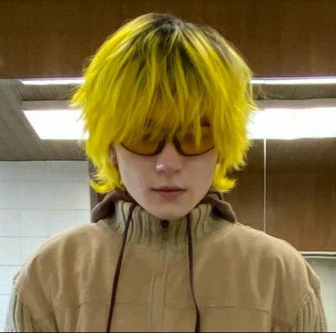 Yellow Hair Boy, Short Yellow Hair, Yellow Hair Dye, 2000s Hairstyles, Yellow Hair Color, Goth Hair, Wavy Hair Men, Men Hair Color, Asian Short Hair