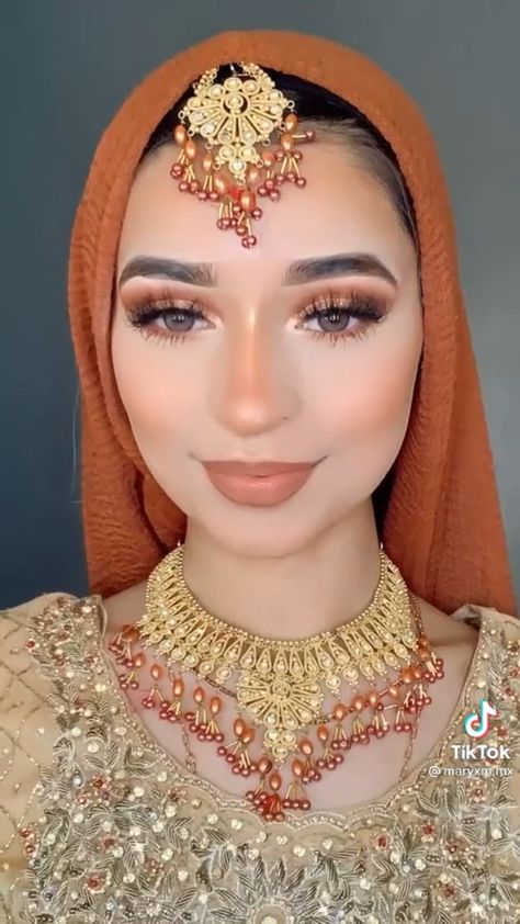 Henna Makeup Look, Makeup Inspo For Eid, Eyeshadow Looks For Wedding, Desi Wedding Guest Makeup, Mehndi Makeup Looks Simple, Eid Eye Makeup, Mehndi Bridal Makeup, Mehndi Makeup Look, Mehendi Makeup Looks