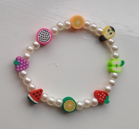 Ideas Para Pulseras Aesthetic, Ideas De Pulseras Aesthetic, Preppy Bracelets, Diy Jewlery, Fruit Jewelry, Bead Charms Diy, Clay Bracelet, Handmade Hair Bows, Diy Bracelet Designs