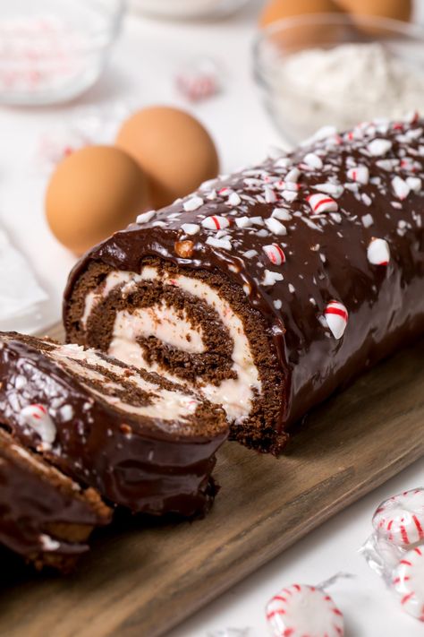 Peppermint Swiss Roll, Peppermint Cake Roll, Easy Xmas Dessert, Christmas Cake Roll, Jul Kaka, Peppermint Whipped Cream, Chocolate Peppermint Cake, Peppermint Dessert, Peppermint Cake