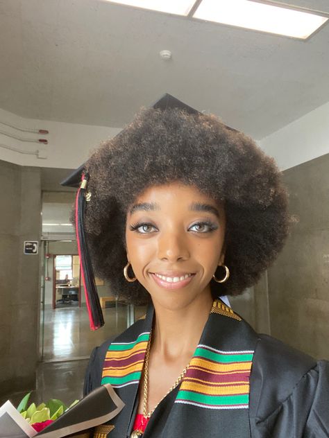 Graduation Cap Afro Hair, Graduation Cap On Natural Hair, Afro Graduation Cap, Natural Hair Graduation Styles, Natural Hair Graduation Cap, Natural Hairstyles For Graduation, Graduation Cap With Braids, Afro Graduation, Uni Graduation