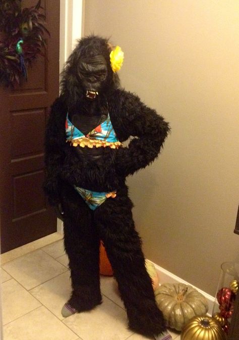 Girls can be gorillas too! Just add a bikini! Girls Halloween costume! No girly princess here! Akeelah Core, Chaotic Funny, Gorilla Costume, Diy Adult Halloween Costumes, Fun Halloween Outfits, Gorilla Costumes, Classy Halloween Costumes, Duo Costumes, Hello Kitty Tattoos