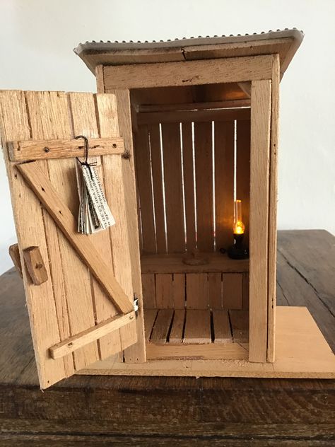 Miniature Outhouse, Miniature Cabin, Cabin Dollhouse, Popsicle Stick Crafts House, Chitre, Diy Popsicle Stick Crafts, Fairy House Crafts, Aviation Decor, Cardboard Box Crafts