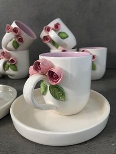 Rose Mug, Crockery Design, Architectural Jewelry, Cup Decorating, Jelly Wallpaper, Handmade Mugs, Clay Plates, Polymer Clay Flower Jewelry, Plaster Crafts