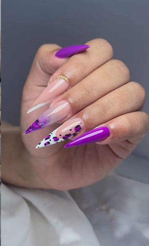 Purple Stiletto Nails, Almond Acrylic Nails Designs, Stilleto Nails Designs, Glitter Nails Acrylic, Lilac Nails, Gold Glitter Nails, Diva Nails, Stiletto Nails Designs, Dope Nail Designs