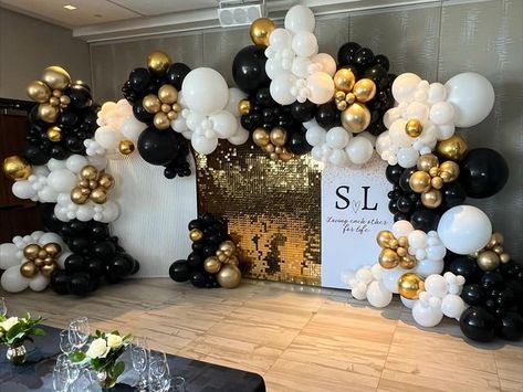 Alex | Balloon Stylist and Coach in Toronto 🇨🇦 on Instagram: "The fullness, the shape, the colours, everything about this setup is perfect 🖤 The combination of different backdrop textures was my favourite part! This beauty was used as a photo backdrop for S 🖤L wedding 😁 How many 🖤🖤🖤🖤🖤 for this one 😁👇🏻 . . . . . #balloonsvaughan #vaughanballoons #weballoonz #torontoeventplanner #customballoons #torontocorporateevents #corporateeventstoronto #balloonclass #balloonworkshop #onlineballo Corporate Anniversary Event Decor, Balloon Photo Booth Ideas, Graduation Setup Ideas, Corporate Balloon Decor, Prom Backdrop Ideas Outside, Wall Design Outdoor, Event Wall, Modern Home Exterior, House Front Wall Design