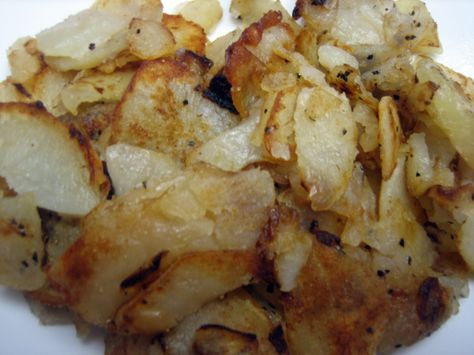 I remember my Grandmother making this marvelous dish over 65 years ago.  We were the only vegetarians in our family and therefore Grandma cooked just to please me. A very easy, simple but tasty side dish. Young potatoes are especially good. Fried Potatoes And Onions, Smothered Potatoes, Fried Potatoes Recipe, Cooked Potatoes, Healthy Potato, Potatoes And Onions, Healthy Potato Recipes, Potato Side Dishes, Onion Recipes