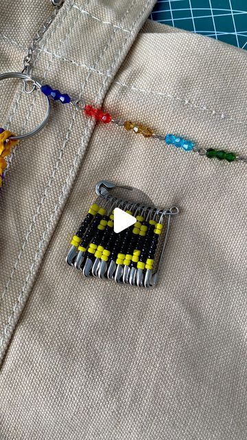 KAJAL creates 🍭 on Instagram: "Batman bag pin 🖤✨ Tag someone who needs this 😜 

Materials 
💠 2mm seed beads in black and yellow 
🧷 11 pins #0 size and 1 pin #2 size 

Inspiration: @pinterest @pinterestindia 

Batman, Matching pins, batman diy, batman bag pin, cute diy, cute gifts for him, diy for boyfriend, diy ideas, things to do when you’re bored, batman gifts, seed beads, safety pin diy, beads diy, super hero diy #kajalcreates #batman #batmandiy #bagpin #beadsbagpin #beadsdiy #craftydiy #cutegifts #diygifts #diyideas #gifts #giftsideas #100dayschallenge #thingstodowhenyourebored #diyprojects" Batman Gift Ideas For Boyfriend, Batman Diy Gifts, Safety Pin Beads, Diy For Boyfriend, Diy Cute Gifts, Batman Bag, Safety Pin Jewelry Patterns, Cute Gifts For Him, Diy Batman