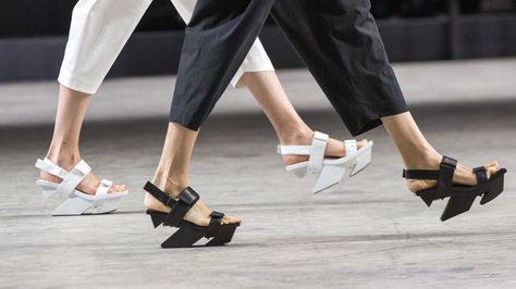 Dutch footwear brand United Nude has teamed up with Japanese fashion label Issey Miyake to create two innovative shoe designs Nude Boots, Japanese Fashion Designers, Space Fashion, Wrap Shoes, United Nude, London College Of Fashion, Nude Sandals, Sandals Outfit, Nude Shoes