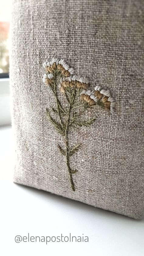 Plant embroidery, herb embroidery, floral embroidery, floral embroidery, herbarium, yarrow, wildflower embroidery, botanical embroidery, botany embroidery, beautiful embroidery #embroidery #needlework #embroideryflowers #handembroidery #embroideryart #modernembroidery #wildflowerembroidery #botanikal #handmade #handembroidery #flowerstitch #bordadora #ricamo #bordado Burlap Embroidery Ideas, Embroidery On Burlap, Herb Embroidery, Wildflower Embroidery, Plant Embroidery, Animal Embroidery Patterns, Fancy Purses, Silk Ribbon Embroidery Patterns, Botanical Embroidery