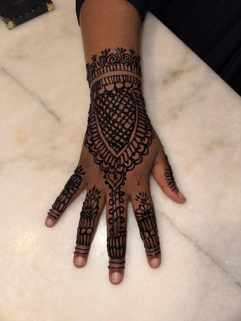 Instagram @hennabyrriyyah💗 Back Hand Henna Design, Hannah Tattoo, Back Hand Henna, Henna Ideas, Henna Tattoo Designs Hand, Simple Henna, Henna Tattoo Designs, Henna Design, Tattoo Inspo