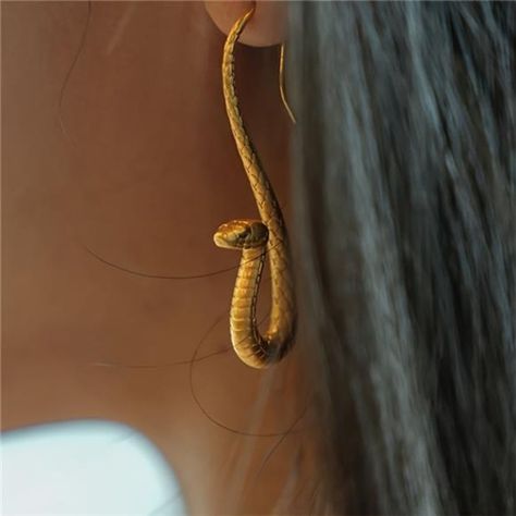 Featuring Intricately Detailed Cobra Snake Motifs, These Earrings Exude A Fierce And Captivating Allure. The Rich Golden Finish Enhances Their Impact, Offering A Touch Of Luxury And Sophistication. Perfect For Adding A Daring Edge To Any Outfit, These Earrings Are Ideal For Those Who Appreciate Bold, Eye-Catching Accessories That Command Attention And Elevate Their Style. Golden Snake, Snake Earrings, Snake Design, Estilo Hip Hop, Estilo Punk, Ear Hook, Simple Jewelry, Geometric Earrings, Golden Color